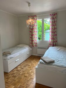 Guestroom main floor, 2 beds